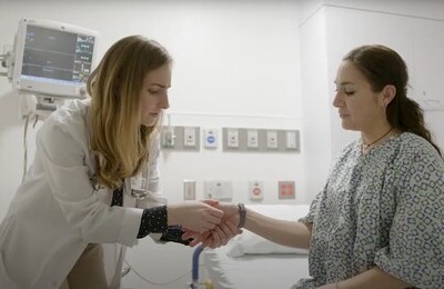 Кодирование Аквилонг в Томске Врач держит пациентку за руку